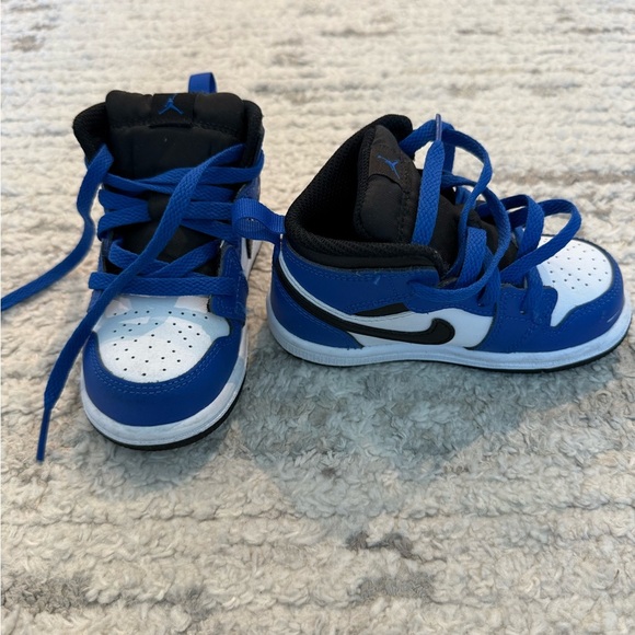Nike Jordan Kids Sneakers in Blue and Black - Picture 2 of 8